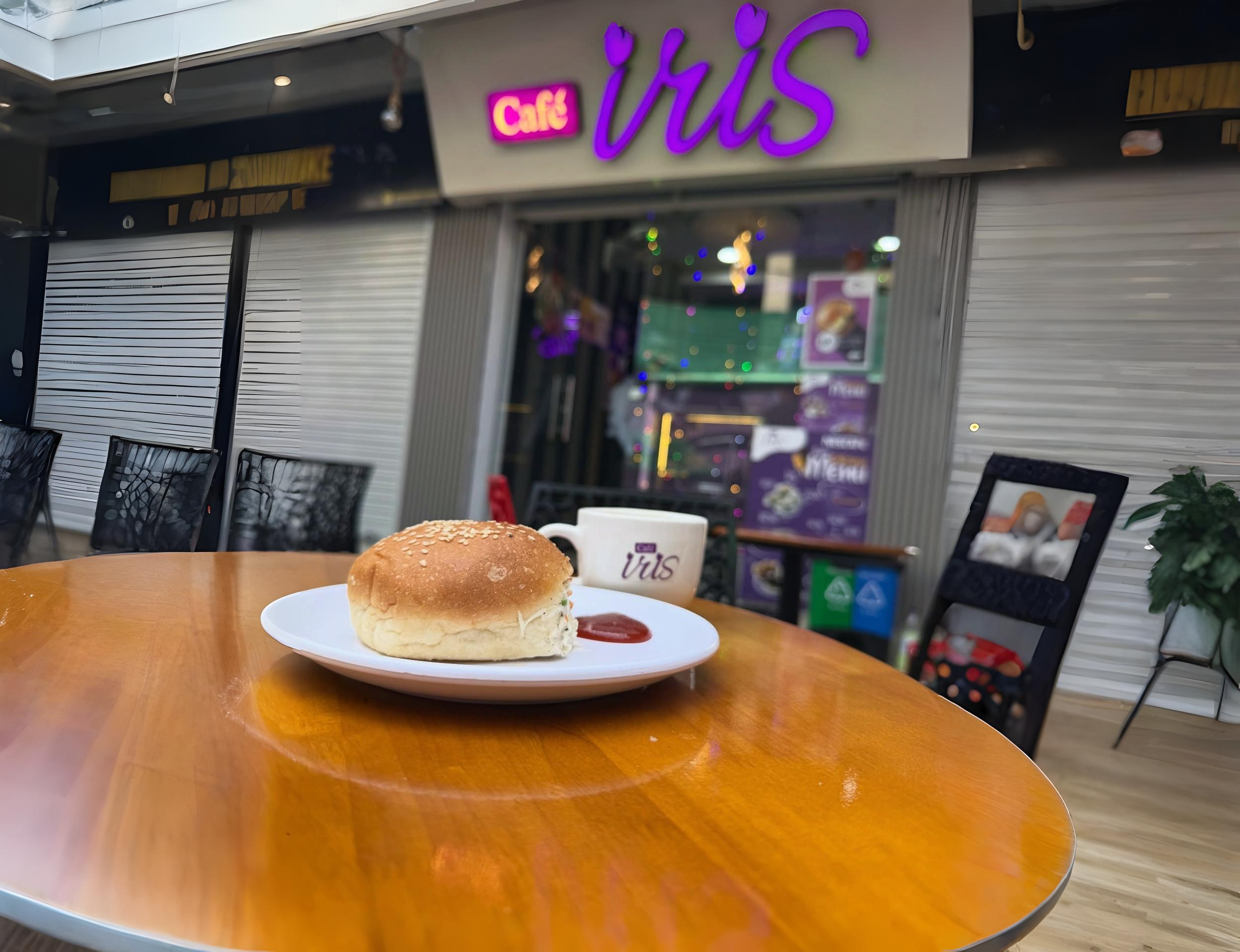 Café Iris Interior Ambiance